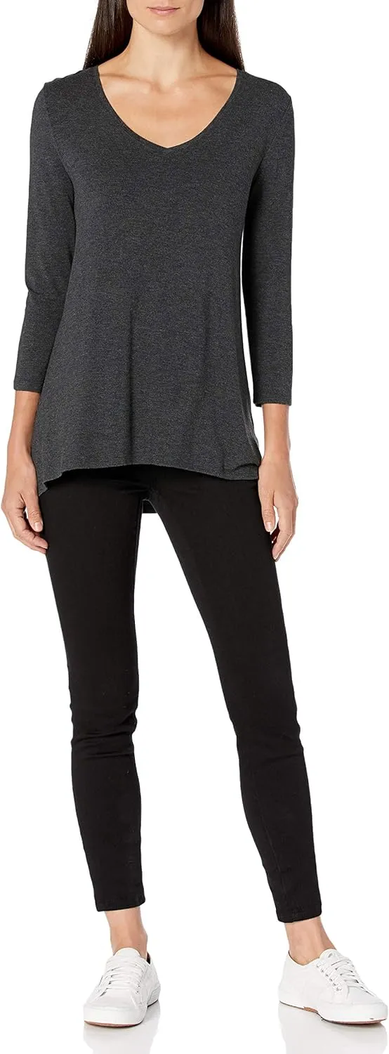 Amazon Essentials Women's 3/4 Sleeve V-Neck Swing T-Shirt (Available in Plus Size), Pack of 2