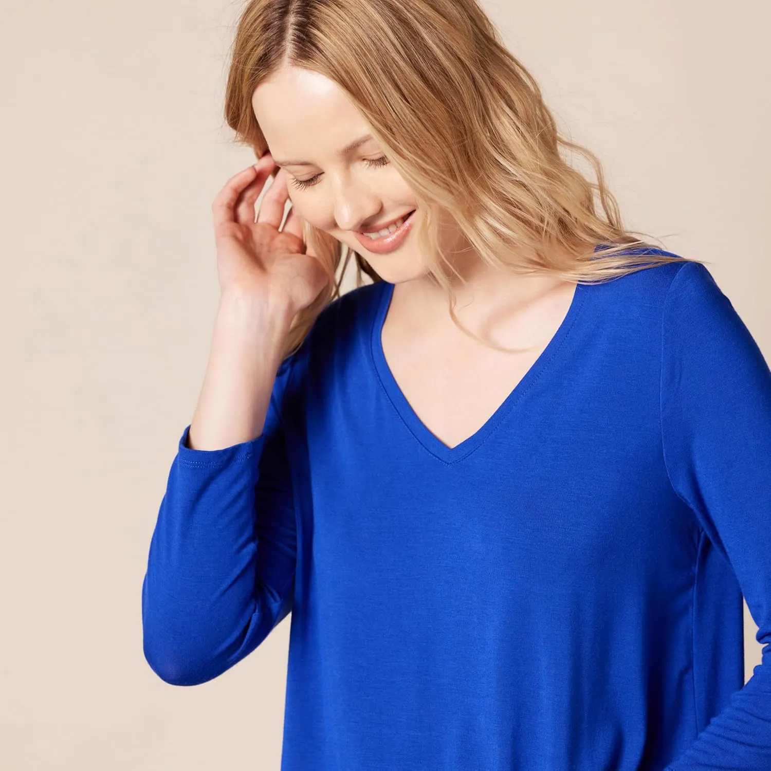 Amazon Essentials Women's 3/4 Sleeve V-Neck Swing T-Shirt (Available in Plus Size), Pack of 2