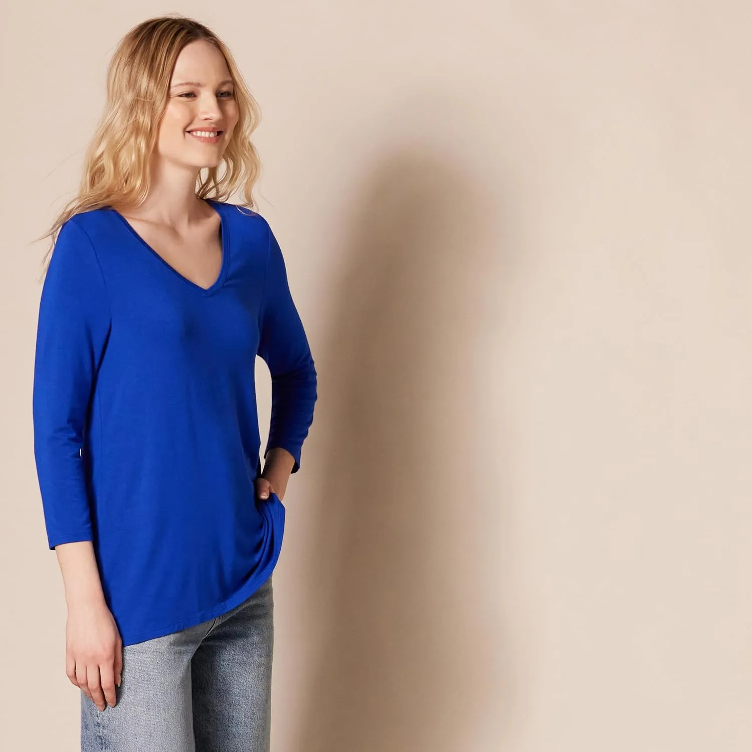 Amazon Essentials Women's 3/4 Sleeve V-Neck Swing T-Shirt (Available in Plus Size), Pack of 2