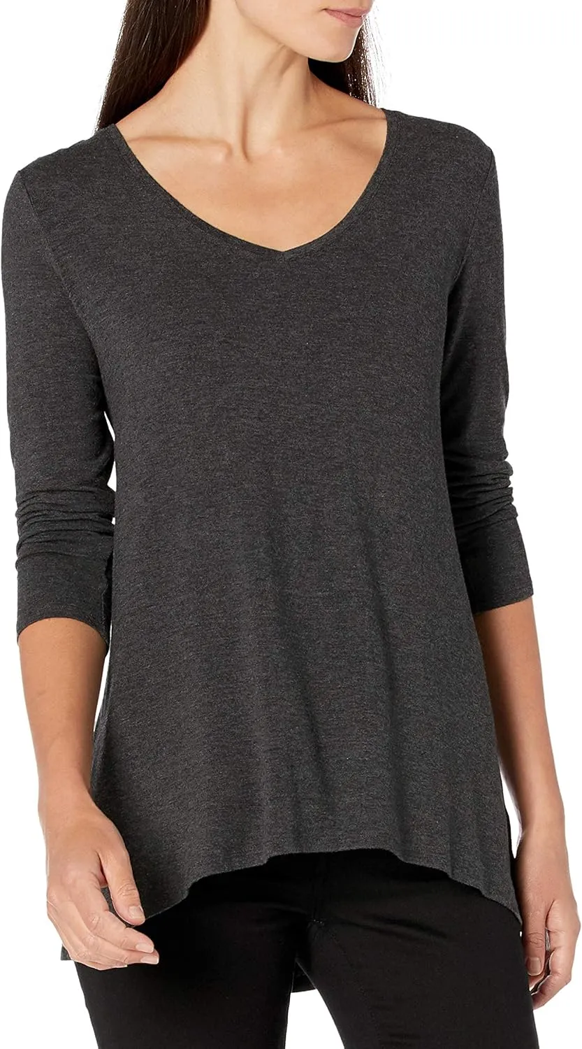 Amazon Essentials Women's 3/4 Sleeve V-Neck Swing T-Shirt (Available in Plus Size), Pack of 2