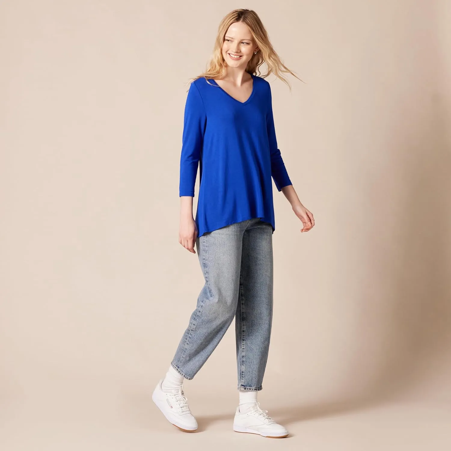 Amazon Essentials Women's 3/4 Sleeve V-Neck Swing T-Shirt (Available in Plus Size), Pack of 2