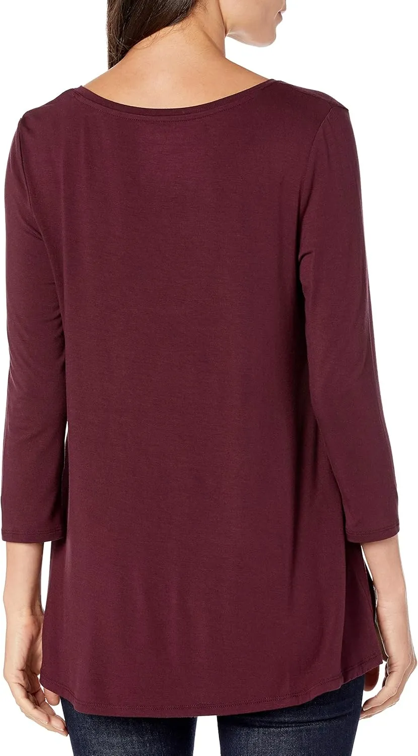 Amazon Essentials Women's 3/4 Sleeve V-Neck Swing T-Shirt (Available in Plus Size), Pack of 2