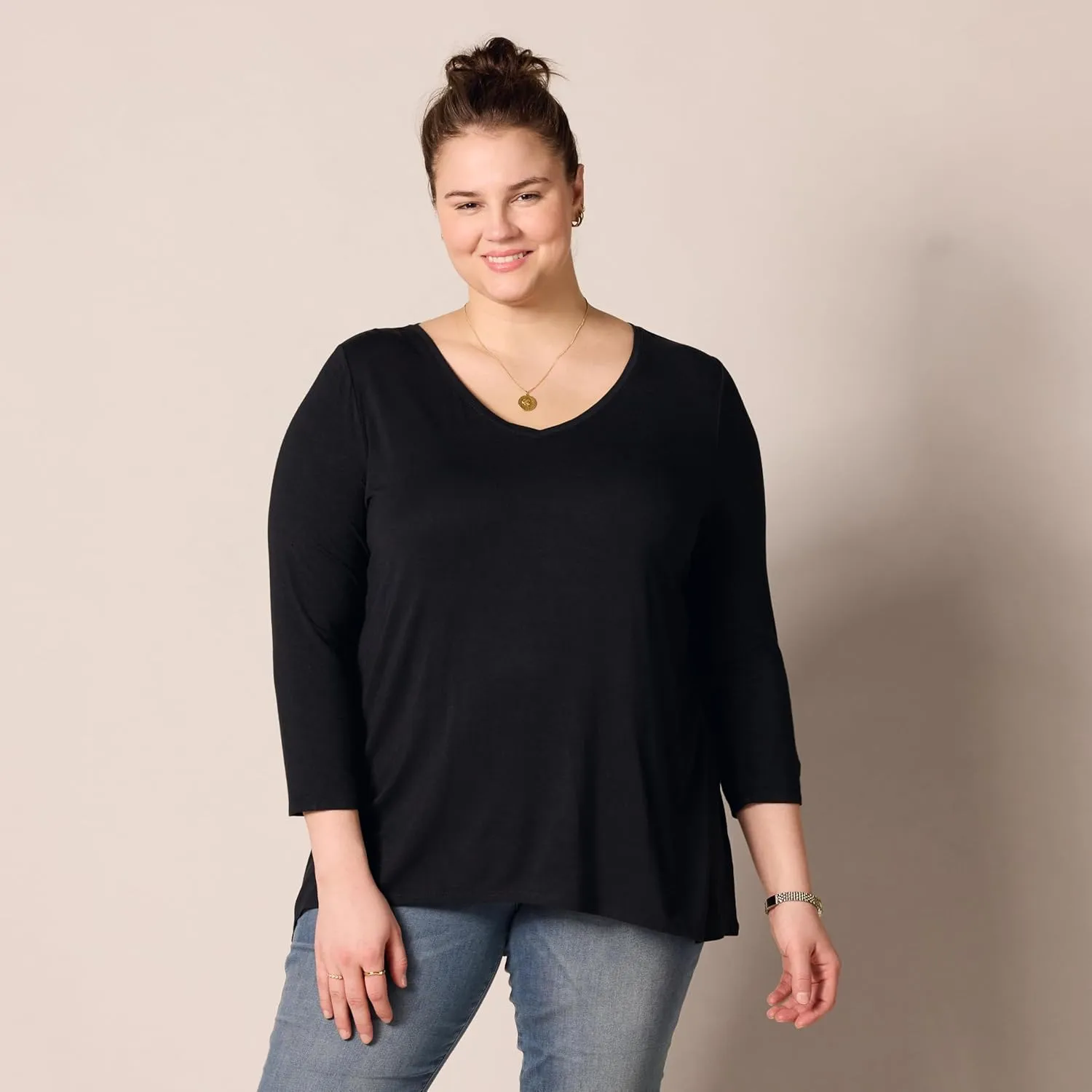 Amazon Essentials Women's 3/4 Sleeve V-Neck Swing T-Shirt (Available in Plus Size), Pack of 2